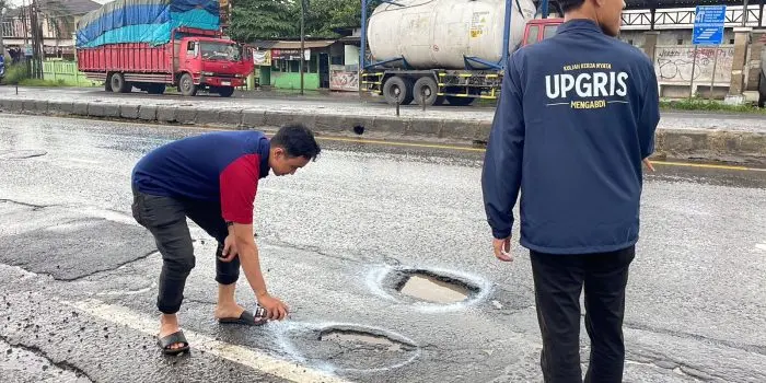Peduli Keselamatan Pengendara, Mahasiswa KKN UPGRIS Tandai Jalan Berlubang di Jalur Kandeman Batang