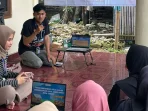 Upaya Preventif Penanggulangan Sampah, Mahasiswa Hukum UNDIP Pasang Banner Edukasi di Desa Jabung