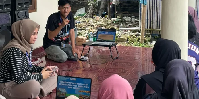 Upaya Preventif Penanggulangan Sampah, Mahasiswa Hukum UNDIP Pasang Banner Edukasi di Desa Jabung