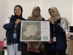 Mahasiswa KKN Undip Serahkan Peta Persebaran Fasilitas Umum Desa Kerjo Lor