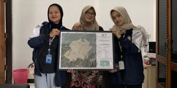 Mahasiswa KKN Undip Serahkan Peta Persebaran Fasilitas Umum Desa Kerjo Lor Mahasiswa KKN Undip Serahkan Peta Persebaran Fasilitas Umum Desa Kerjo Lor