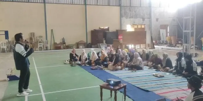 Mahasiswa KKN UNDIP Tingkatkan Daya Saing UMKM Ikan Asap melalui Pengemasan Vakum di Desa Ketitang Lor