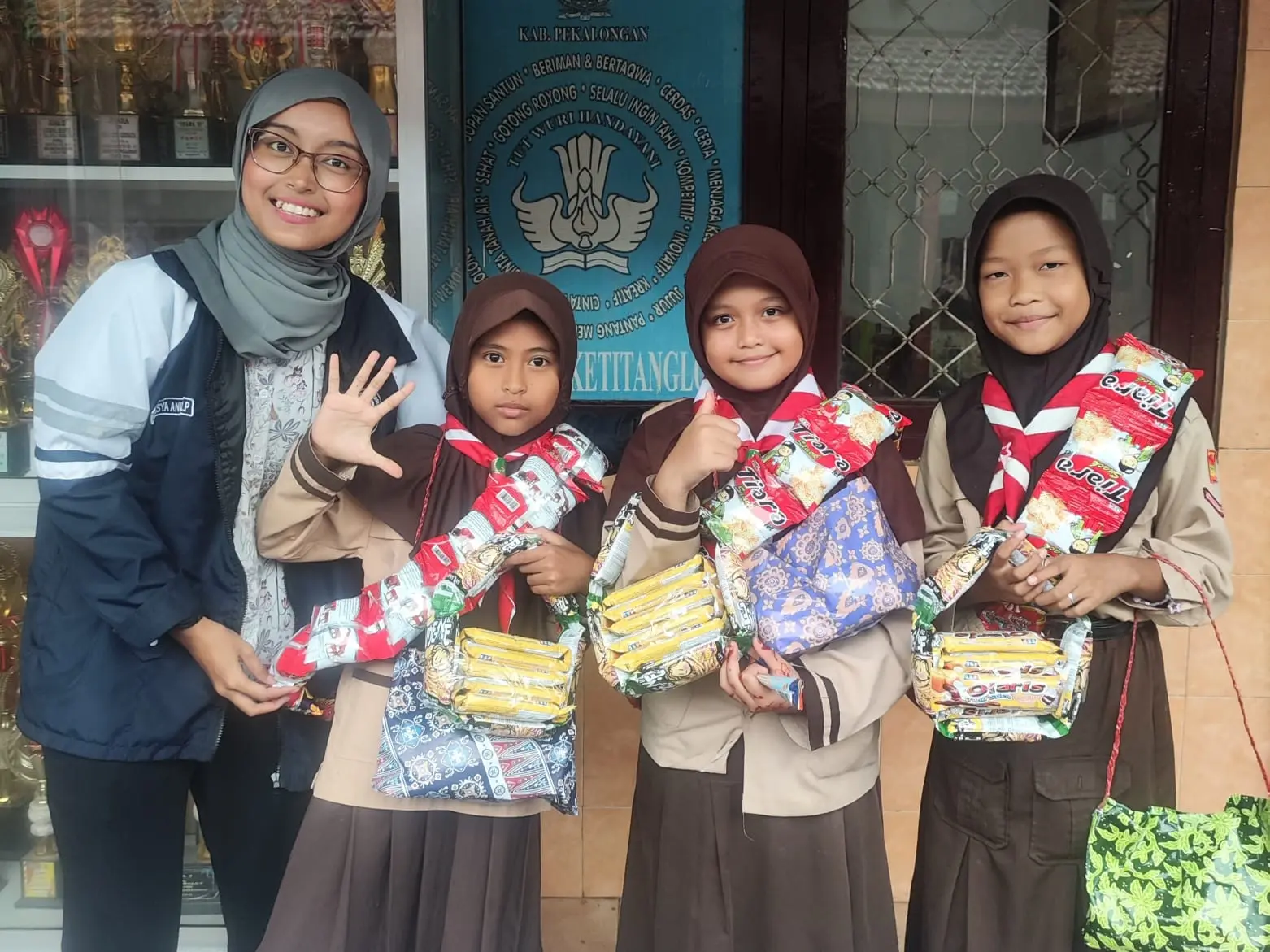 Mahasiswa KKN UNDIP Gelar Market Day Edukatif di SDN Ketitanglor Meski Diguyur Hujan