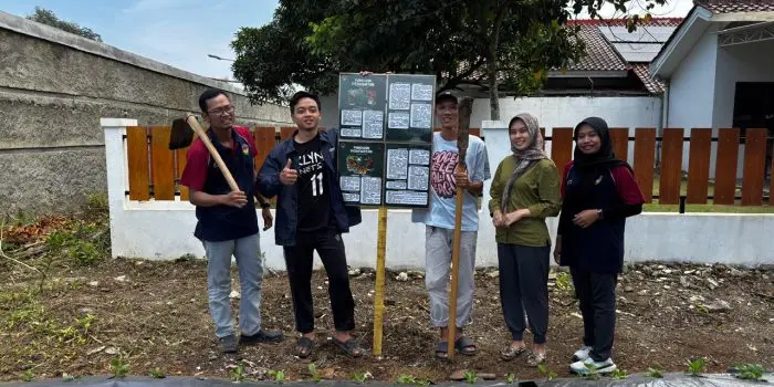 Mahasiswa KKN UPGRIS MENGABDI Lakukan Aksi Tanam, Edukasi SOP Penanaman serta Perawatan Buah dan Sayur di Taman Toga