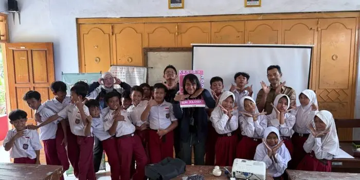 Kenalkan Budaya Jepang, Mahasiswa KKN Undip Tim 68 Desa Jolosekti Edukasi Anak Sekolah Mengenai Huruf Jepang dan Konsep Berhemat Kakeibo