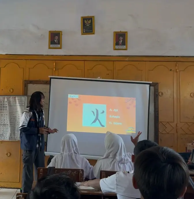 Kenalkan Budaya Jepang, Mahasiswa KKN Undip Tim 68 Desa Jolosekti Edukasi Anak Sekolah Mengenai Huruf Jepang dan Konsep Berhemat Kakeibo