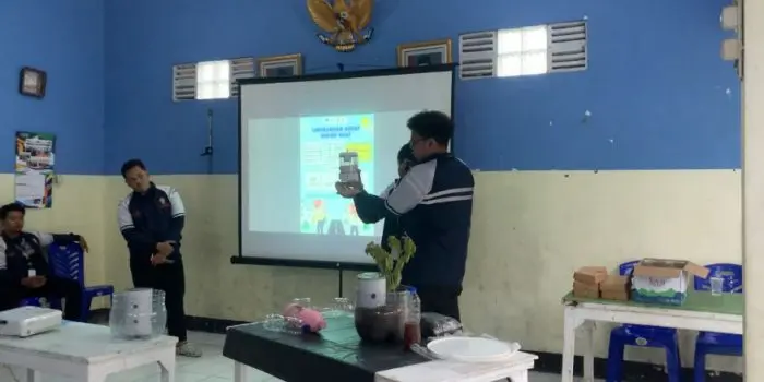 Mahasiswa KKN Tematik Universitas Diponegoro Inisiasi Program Sanitasi melalui Pembuatan Dispenser Sabun Cuci Tangan Otomatis di Kelurahan Ngemplak Simongan Mahasiswa KKN Tematik Universitas Diponegoro Inisiasi Program Sanitasi melalui Pembuatan Dispenser Sabun Cuci Tangan Otomatis di Kelurahan Ngemplak Simongan