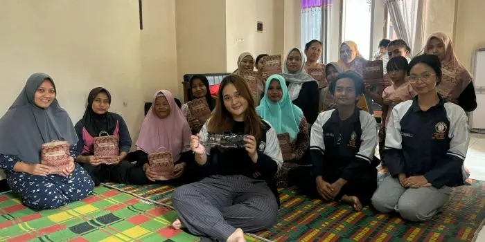 Mahasiswa KKN UNDIP Bantu Lestarikan Lingkungan lewat Edukasi Hidroponik sebagai Upaya Peningkatan Ekonomi Warga Desa Gumawang Mahasiswa KKN UNDIP Bantu Lestarikan Lingkungan lewat Edukasi Hidroponik sebagai Upaya Peningkatan Ekonomi Warga Desa Gumawang