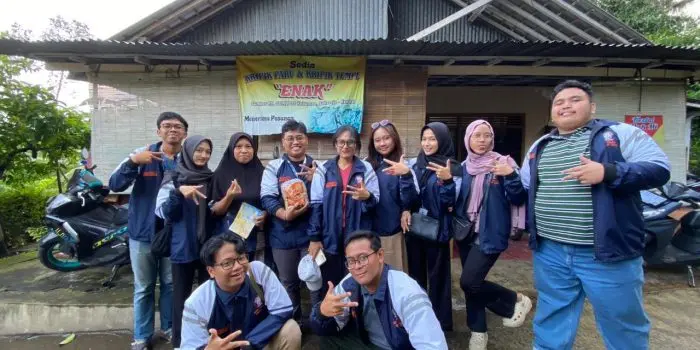 Perkuat Daya Saing UMKM, Mahasiswa KKN-T Tim 1 UNDIP Laksanakan Pendampingan Literasi Digital di Desa Kebumen, Kendal