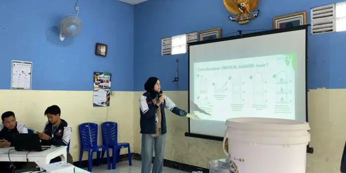 Solusi Hijau di Lahan Sempit, Mahasiswa KKN-T UNDIP Kenalkan Tiga Model Vertical Garden dari Botol hingga Galon Bekas Solusi Hijau di Lahan Sempit, Mahasiswa KKN-T UNDIP Kenalkan Tiga Model Vertical Garden dari Botol hingga Galon Bekas