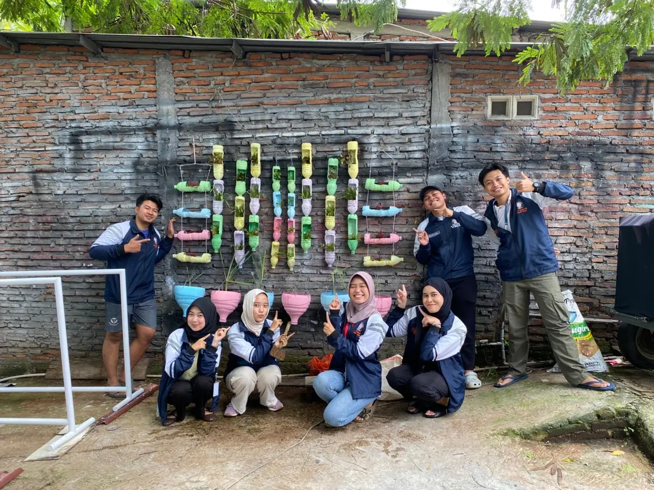Solusi Hijau di Lahan Sempit, Mahasiswa KKN-T UNDIP Kenalkan Tiga Model Vertical Garden dari Botol hingga Galon Bekas Solusi Hijau di Lahan Sempit, Mahasiswa KKN-T UNDIP Kenalkan Tiga Model Vertical Garden dari Botol hingga Galon Bekas