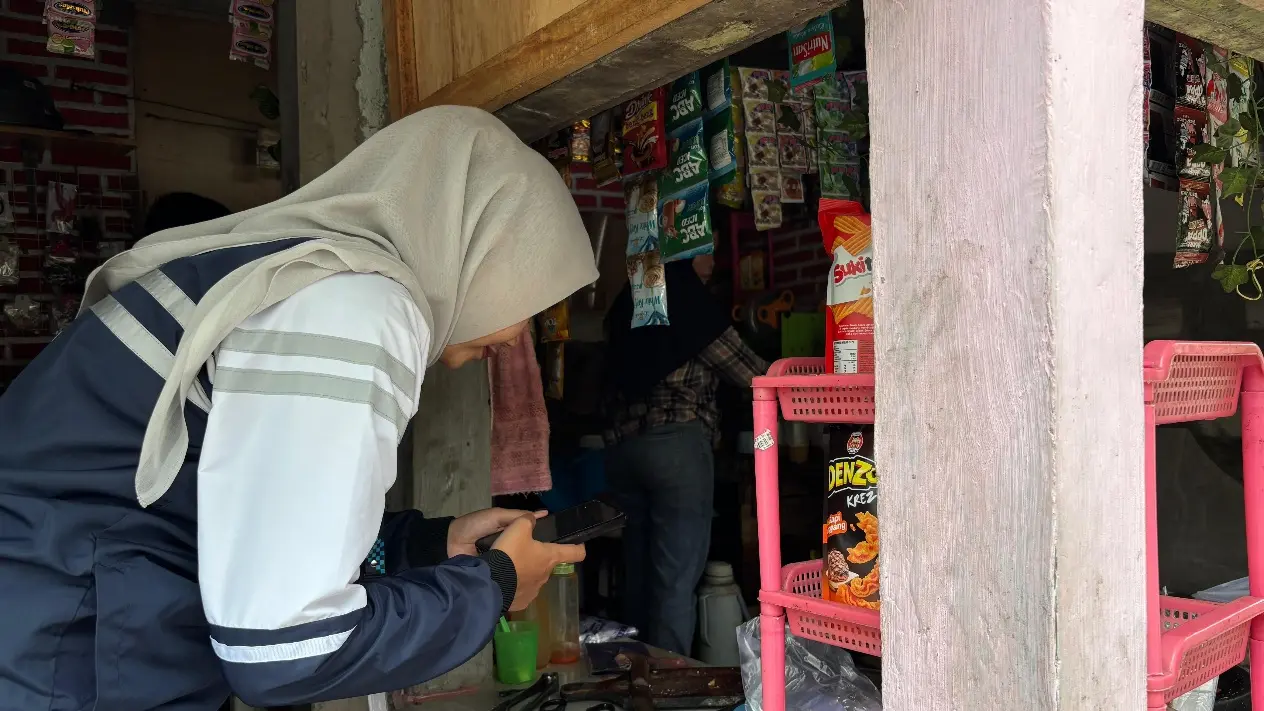 Mahasiswa KKN UNDIP Lakukan Digitalisasi UMKM melalui Implementasi QRIS dan Pemasaran Digital di Desa Gesikan