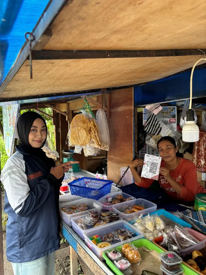 Mahasiswa KKN UNDIP Lakukan Digitalisasi UMKM melalui Implementasi QRIS dan Pemasaran Digital di Desa Gesikan