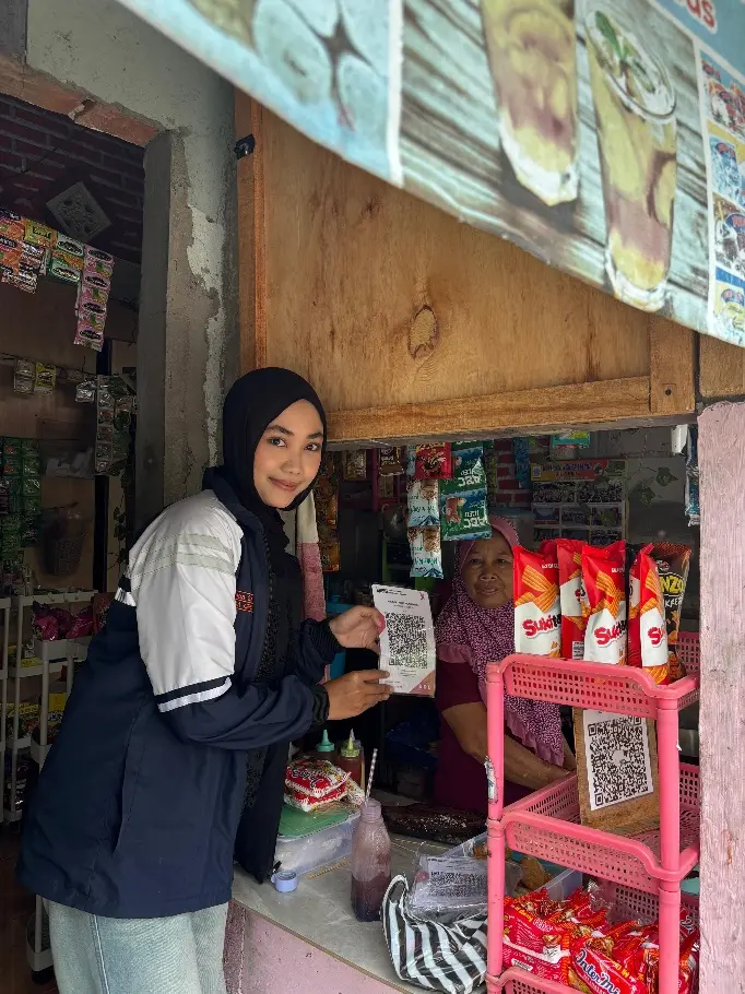 Mahasiswa KKN UNDIP Lakukan Digitalisasi UMKM melalui Implementasi QRIS dan Pemasaran Digital di Desa Gesikan