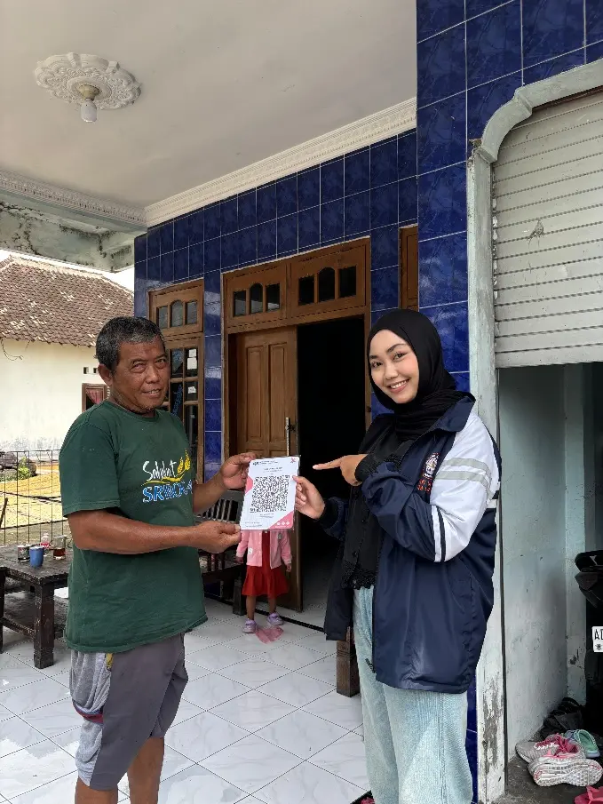 Mahasiswa KKN UNDIP Lakukan Digitalisasi UMKM melalui Implementasi QRIS dan Pemasaran Digital di Desa Gesikan