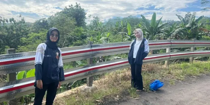 Kurangi Risiko Kecelakaan, Mahasiswa KKN Undip Pasang Reflector di Desa Manggis Kurangi Risiko Kecelakaan, Mahasiswa KKN Undip Pasang Reflector di Desa Manggis