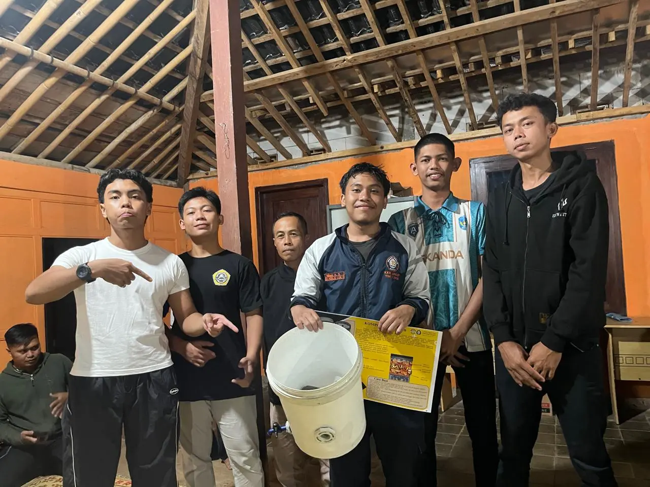 Ubah Sampah Jadi Bernilai Ekonomis dan Ramah Lingkungan, Mahasiswa KKN Undip Berdayakan Karang Taruna Dusun Sentul Lewat Inovasi Komposter Aerob Ubah Sampah Jadi Bernilai Ekonomis dan Ramah Lingkungan, Mahasiswa KKN Undip Berdayakan Karang Taruna Dusun Sentul Lewat Inovasi Komposter Aerob