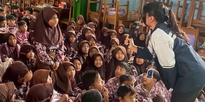 Mahasiswa KKN-R 70 Undip Gelar Sosialisasi Pemilahan Sampah dan Penyerahan Tempat Sampah Berbasis Warna di SD Kebumen Mahasiswa KKN-R 70 Undip Gelar Sosialisasi Pemilahan Sampah dan Penyerahan Tempat Sampah Berbasis Warna di SD Kebumen