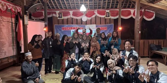 Mahasiswa KKN Undip Tim 126 Laksanakan Pembentukan dan Penyerahan Bank Sampah SADANA di Dusun Waduk, Wonogiri Mahasiswa KKN Undip Tim 126 Laksanakan Pembentukan dan Penyerahan Bank Sampah SADANA di Dusun Waduk, Wonogiri