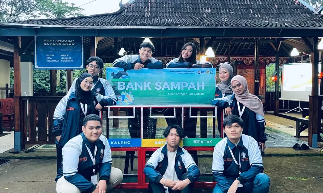 Mahasiswa KKN Undip Tim 126 Laksanakan Pembentukan dan Penyerahan Bank Sampah SADANA di Dusun Waduk, Wonogiri Mahasiswa KKN Undip Tim 126 Laksanakan Pembentukan dan Penyerahan Bank Sampah SADANA di Dusun Waduk, Wonogiri