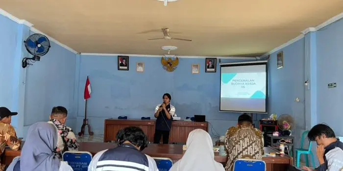 Mahasiswa KKN UNDIP Kenalkan Budaya Kerja 5S sebagai Upaya Peningkatan Efektivitas Kerja di Balai Desa Kenconorejo Mahasiswa KKN UNDIP Kenalkan Budaya Kerja 5S sebagai Upaya Peningkatan Efektivitas Kerja di Balai Desa Kenconorejo