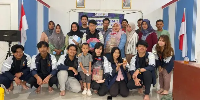 Mahasiswa KKN Undip Kenalkan Metode Kompos Takakura sebagai Solusi Pengelolaan Limbah Organik Rumah Tangga Mahasiswa KKN Undip Kenalkan Metode Kompos Takakura sebagai Solusi Pengelolaan Limbah Organik Rumah Tangga