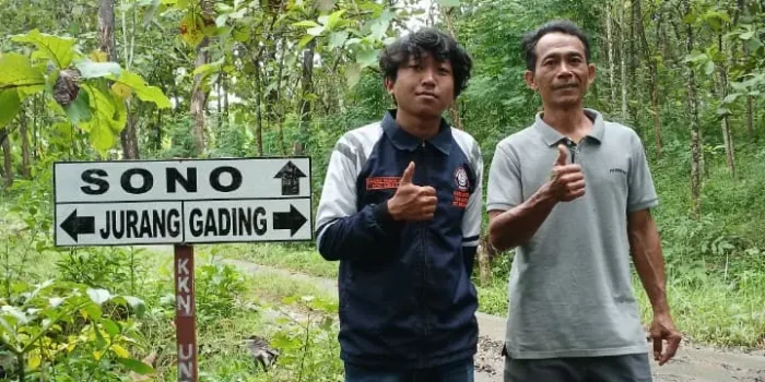 Mahasiswa KKN UNDIP Pasang Delapan Plang Petunjuk Jalan di Dukuh Glugu dan Jurang, Desa Sono Kecamatan Mondokan