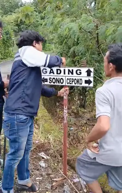 Mahasiswa KKN UNDIP Pasang Delapan Plang Petunjuk Jalan di Dukuh Glugu dan Jurang, Desa Sono Kecamatan Mondokan