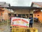 Wajah Baru Warung Bu Seh, Mahasiswa KKN UPGRIS Kelompok 9 Pasang Banner di Desa Kandeman