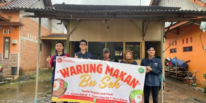 Wajah Baru Warung Bu Seh, Mahasiswa KKN UPGRIS Kelompok 9 Pasang Banner di Desa Kandeman