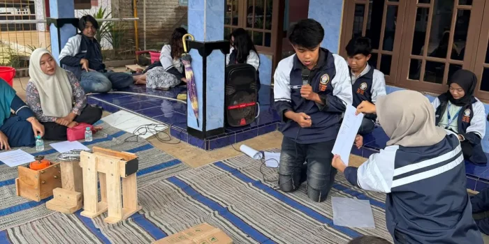 Mahasiswa KKN UNDIP Laksanakan Edukasi mengenai “Merancang Sistem Pencatatan Timbunan Sampah Berbasis Logbook untuk Bank Sampah” Mahasiswa KKN UNDIP Laksanakan Edukasi mengenai “Merancang Sistem Pencatatan Timbunan Sampah Berbasis Logbook untuk Bank Sampah”