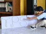 Mahasiswa KKN UNDIP Lakukan Pembuatan Sign Identitas TPS3R Menggunakan LED Strip Bertuliskan “TPS3R” sebagai Media Pendukung Identitas Visual