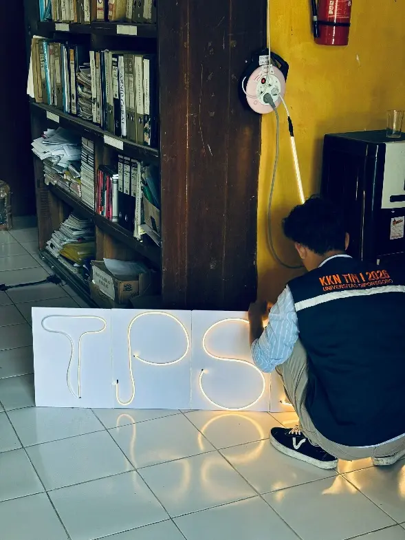 Mahasiswa KKN UNDIP Lakukan Pembuatan Sign Identitas TPS3R Menggunakan LED Strip Bertuliskan “TPS3R” sebagai Media Pendukung Identitas Visual