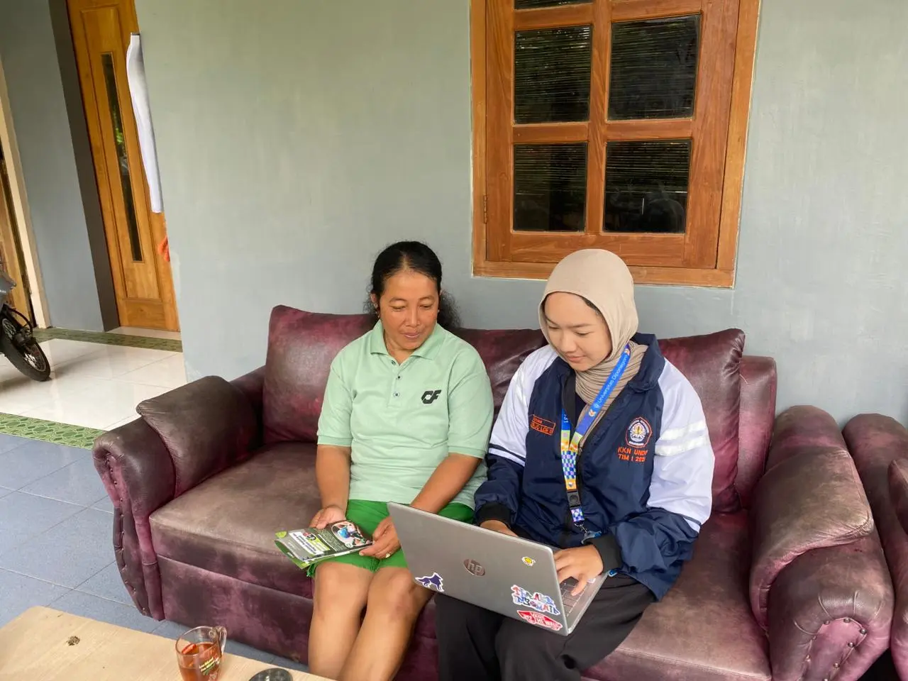 Lewat Edukasi dan Pendampingan, Mahasiswa KKN Undip Dorong Sertifikasi Halal Dua UMKM di Desa Kerjo Lor
