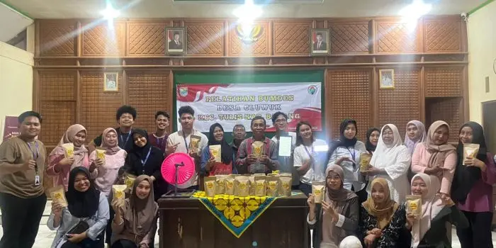 Naik Kelas Lewat Kemasan, Mahasiswa KKN UNDIP Bantu Branding Keripik Pisang Desa Cluwuk melalui Perancangan Stiker Berlogo dan Kemasan Aman Pangan untuk Meningkatkan Daya Jual Naik Kelas Lewat Kemasan, Mahasiswa KKN UNDIP Bantu Branding Keripik Pisang Desa Cluwuk melalui Perancangan Stiker Berlogo dan Kemasan Aman Pangan untuk Meningkatkan Daya Jual