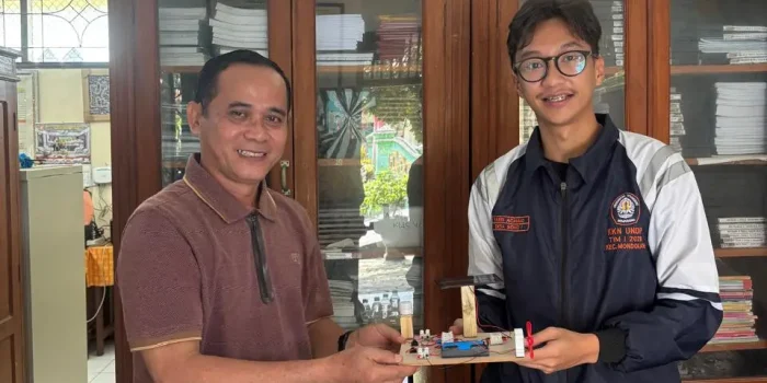 Mahasiswa KKN UNDIP Kenalkan PLTS Sejak Dini, Anak SD Desa Sono Belajar Energi Surya lewat Kit Edukasi PLTS Mini Mahasiswa KKN UNDIP Kenalkan PLTS Sejak Dini, Anak SD Desa Sono Belajar Energi Surya lewat Kit Edukasi PLTS Mini
