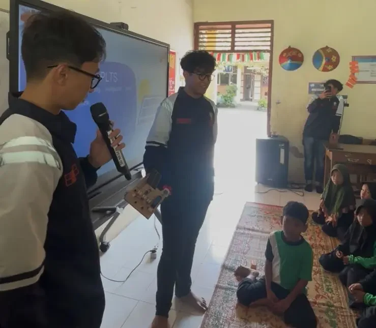 Mahasiswa KKN UNDIP Kenalkan PLTS Sejak Dini, Anak SD Desa Sono Belajar Energi Surya lewat Kit Edukasi PLTS Mini Mahasiswa KKN UNDIP Kenalkan PLTS Sejak Dini, Anak SD Desa Sono Belajar Energi Surya lewat Kit Edukasi PLTS Mini