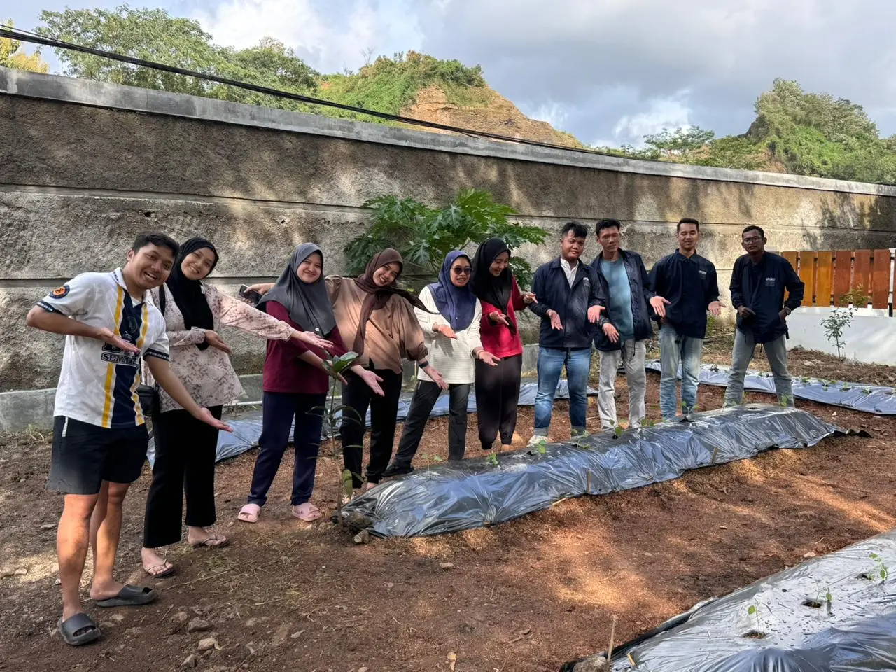 Mahasiswa KKN UPGRIS bersama KWT Greenwood Sulap Lahan Kosong Jadi Taman Sayur dan Buah