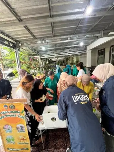 Tim Mahasiswa KKN UPGRIS Gelar Expo Kewirausahaan dan UMKM saat Pertemuan PKK di Desa Sadeng