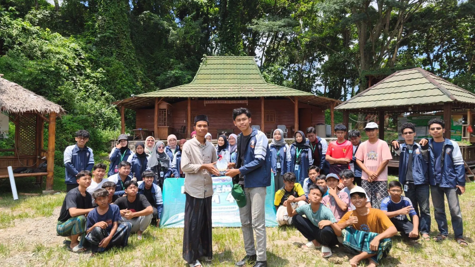 Atasi Masalah Banjir, Mahasiswa KKN-T Undip Terapkan Biopori di PP Doa’qu Sadeng pada Akhir Januari