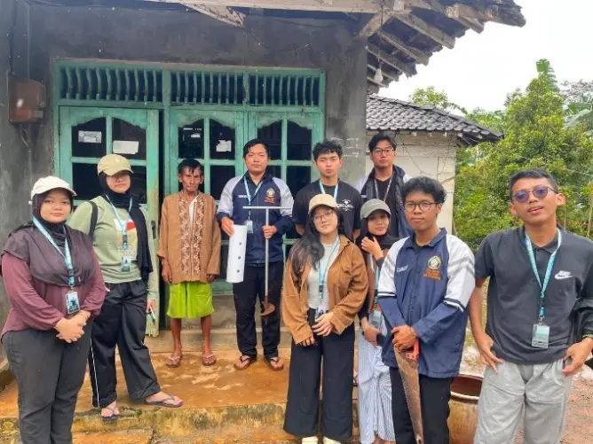Cegah Pencemaran Sungai, Mahasiswa KKN Undip Ajak Warga Desa Keniten Olah Sampah Organik Lewat Biopori