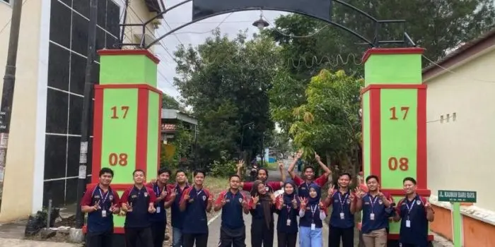 Mahasiswa Kelompok 13 KKN UPGRIS Dorong Perputaran Ekonomi Warga Lewat Program Peremajaan Gapura Kampung