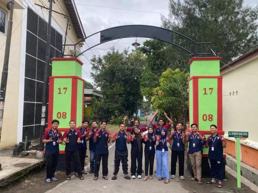 Mahasiswa Kelompok 13 KKN UPGRIS Dorong Perputaran Ekonomi Warga Lewat Program Peremajaan Gapura Kampung