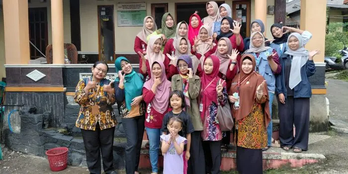 Sinergi Mahasiswa KKN UPGRIS Kelompok 24 dan Kader PKK Desa Kalisidi dalam Optimalisasi Administrasi Posyandu Sinergi Mahasiswa KKN UPGRIS Kelompok 24 dan Kader PKK Desa Kalisidi dalam Optimalisasi Administrasi Posyandu