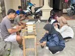 KKN UPGRIS Kelompok 1 Ciptakan Tempat Sampah dari Ember Bekas untuk Dukung Kesehatan Lingkungan