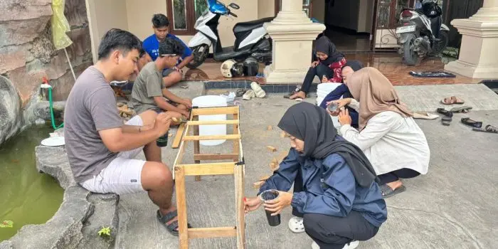 KKN UPGRIS Kelompok 1 Ciptakan Tempat Sampah dari Ember Bekas untuk Dukung Kesehatan Lingkungan