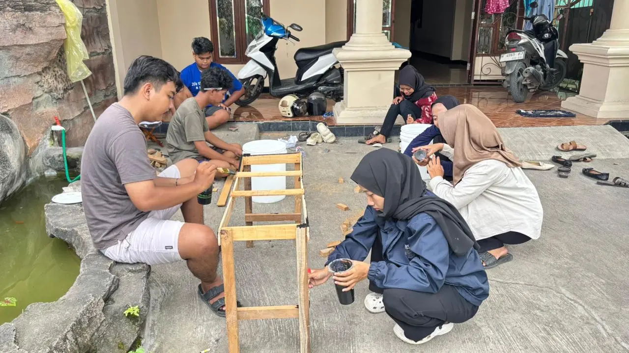 KKN UPGRIS Kelompok 1 Ciptakan Tempat Sampah dari Ember Bekas untuk Dukung Kesehatan Lingkungan