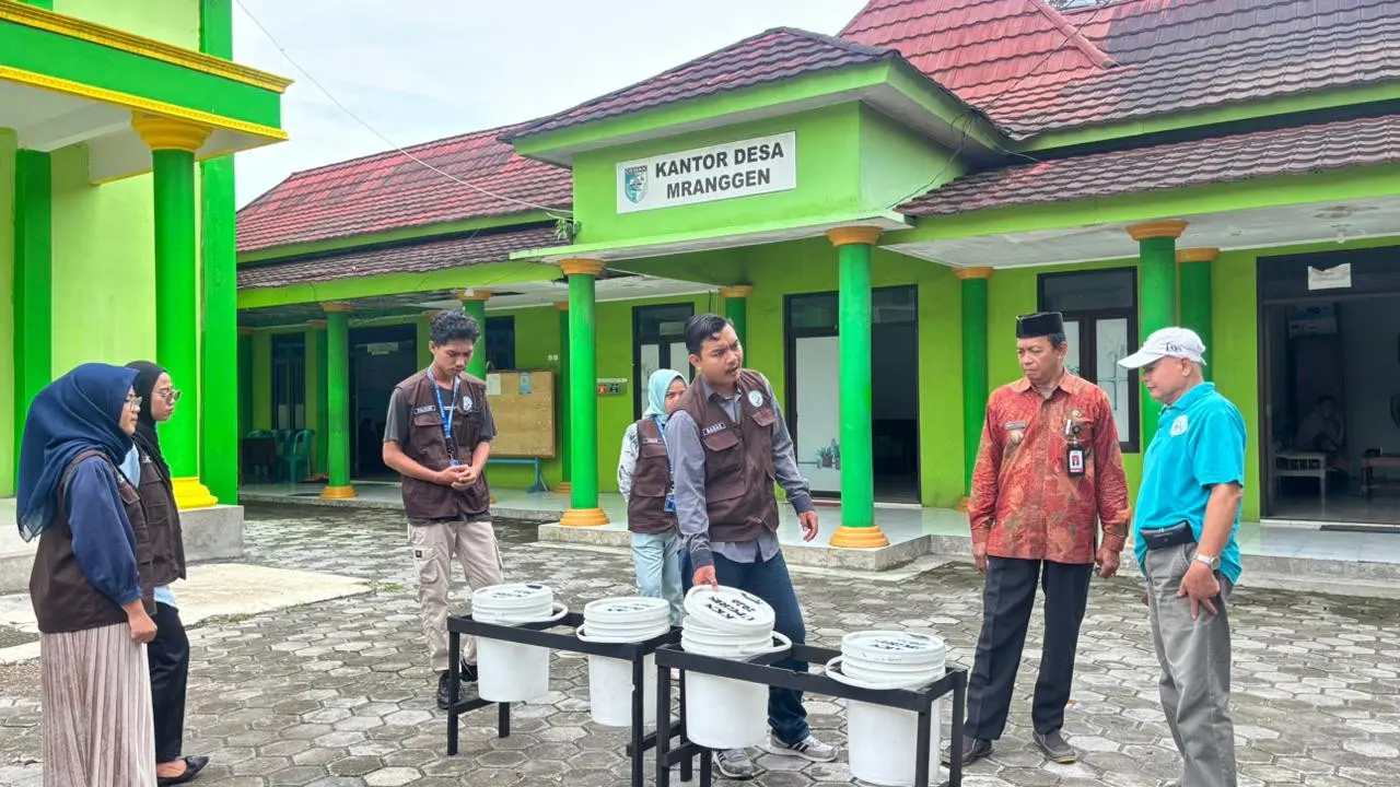 KKN UPGRIS Kelompok 1 Ciptakan Tempat Sampah dari Ember Bekas untuk Dukung Kesehatan Lingkungan