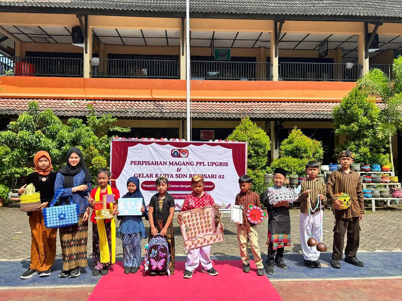Mahasiswa Magang UPGRIS Sukses Gelar Karya “Kreativitas Tanpa Batas dengan Barang Bekas” di SDN Rejosari 02