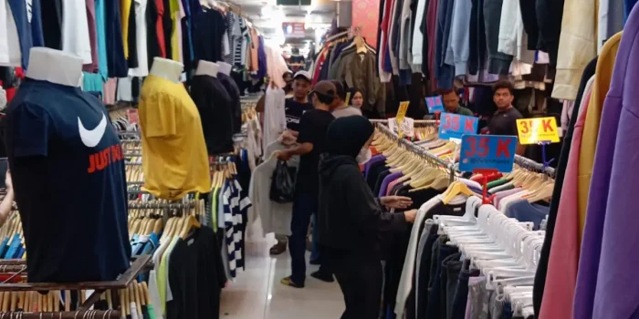 Fenomena Thrifting di Kalangan Generasi Muda: Antara Gaya Hidup dan Kebutuhan Ekonomi WhatsApp-Image-2026-04-08-at-21.07.44
